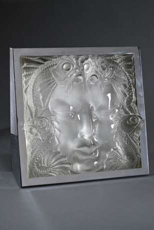 Wandrelief "Masque de femme No2", René Lalique für Coutard, Wingen-sur-Moder 1935, mattiertes Glas in Chrom Gehäuse, als Lampe montiert, 36x36x14,2cm, Gehäuse berieben - Foto 1