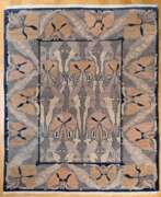 Carpets & Textiles. Teppich mit abstrahiertem Floraldekor &quot;Orchideen&quot; und abgesetztem Mittelfeld in Jugendstil Façon, grau-blau und beige, 271x228cm, Gebrauchsspuren