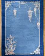 Carpets & Textiles. Großer Peking Teppich mit dezentralem Muster &quot;Lampions und Prunusbäumchen&quot; auf mittelblauem Feld, breite dunkelblaue Bordüre, China Anfang 20.Jh., 364x290cm