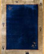 Carpets & Textiles. Großer Peking Teppich mit sparsamem Floraldekor auf blauem Feld und heller Bordüre, 354x278cm