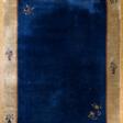 Großer Peking Teppich mit sparsamem Floraldekor auf blauem Feld und heller Bordüre, 354x278cm - Now at the auction