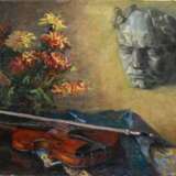 Unbekannter Künstler des 20.Jh. (Spethmann?) "Totenmaske Beethoven mit Blumenstrauß und Violine" 1921, Öl/Leinwand, u.l. undeutl. sign./dat., 54x70,5cm - photo 1