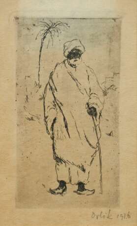 Orlik, Emil (1870-1932) "Araber mit Stock und Turban" 1916, Radierung, u.r. sign./dat., verso Klebeetikett "Kunsthandlung Commeter/ Hamburg", PM 9,2x4,7cm (m.R. 21,5x17,3cm), vergilbt - photo 1