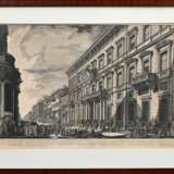 Piranesi, Giovanni Battista (1720-1778) "Veduta, nella Via del Corso, Del Palazzo Dell'Accademia... (Palazzo Salviati)" 1752, Radierung, PM ca. 41x62cm (m.R. 57,3x79,4cm), leicht vergilbt, Altersspuren - фото 2