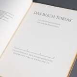 Band Wellenstein, Walter (1898-1970) "Das Buch Tobias" 1925, mit 12 signierten Radierungen, Halbledereinband, 31 Seiten, Volksverband der Bücherfreunde, Wegweiser-Verlag, Berlin, 39,5x29,5x1,2cm, leichte Alters… - photo 2