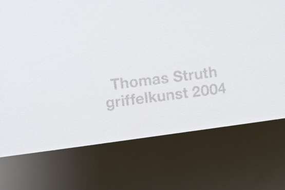 6 Struth, Thomas (*1954) "Paradies" 2004, Fotografien/pigmentierte Tintenstrahldrucke, Griffelkunst, in sign. Originalmappe mit Textblatt, PM 30,7x39cm, BM 34x48cm, min. Lagerspuren - Foto 9