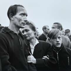 Lebeck, Robert (1929-2014) &quot;Willi Aderholt mit Mutter und Sohn, Friedland&quot; 1955/2010, Fotografie, Griffelkunst, verso sign./bez., PM 27x27cm, BM 30,3x40,5cm