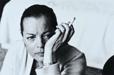 Lebeck, Robert (1929-2014) &quot;Romy Schneider, Quiberon&quot; 1981/2010, Fotografie, Griffelkunst, verso sign./bez., 24,8x37cm, BM 30x40,5cm