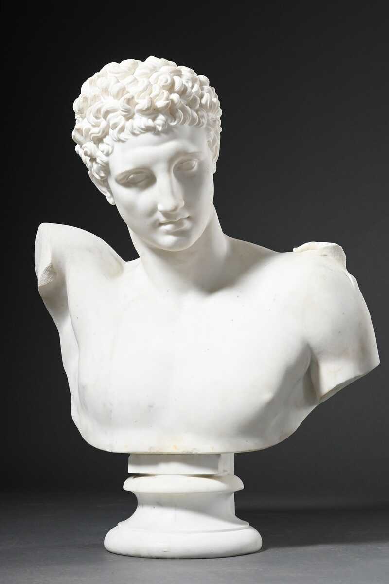 Kropp, Diedrich Samuel (1824-1913) große Marmorbüste &quot;Hermes von Olympia&quot;, sign./bez./dat., auf Marmorsockel, 1885, nach Praxiteles dem Original im Museum zu Olympia, die originale Darstellung zeigt Hermes mit …