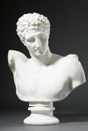 Kropp, Diedrich Samuel (1824-1913) große Marmorbüste "Hermes von Olympia", sign./bez./dat., auf Marmorsockel, 1885, nach Praxiteles dem Original im Museum zu Olympia, die originale Darstellung zeigt Hermes mit … - Foto 1