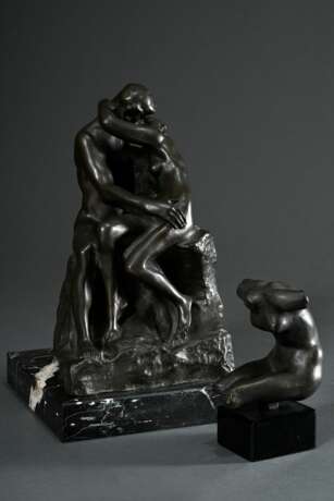 2 Rodin, Auguste (1840-1917): "Kuss", Bronze patiniert, 429/750, sign./num., auf Marmorsockel, Gießerstempel: BK-RAC 1986, 23,8x13x14,5cm (o. Sockel), kleine Defekte und "Petit Torso feminin", wohl Ku… - photo 1