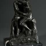 2 Rodin, Auguste (1840-1917): "Kuss", Bronze patiniert, 429/750, sign./num., auf Marmorsockel, Gießerstempel: BK-RAC 1986, 23,8x13x14,5cm (o. Sockel), kleine Defekte und "Petit Torso feminin", wohl Ku… - photo 2