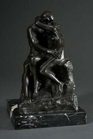 2 Rodin, Auguste (1840-1917): "Kuss", Bronze patiniert, 429/750, sign./num., auf Marmorsockel, Gießerstempel: BK-RAC 1986, 23,8x13x14,5cm (o. Sockel), kleine Defekte und "Petit Torso feminin", wohl Ku… - photo 2