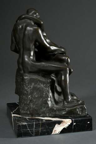 2 Rodin, Auguste (1840-1917): "Kuss", Bronze patiniert, 429/750, sign./num., auf Marmorsockel, Gießerstempel: BK-RAC 1986, 23,8x13x14,5cm (o. Sockel), kleine Defekte und "Petit Torso feminin", wohl Ku… - photo 3