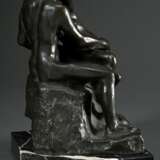 2 Rodin, Auguste (1840-1917): "Kuss", Bronze patiniert, 429/750, sign./num., auf Marmorsockel, Gießerstempel: BK-RAC 1986, 23,8x13x14,5cm (o. Sockel), kleine Defekte und "Petit Torso feminin", wohl Ku… - photo 3