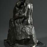 2 Rodin, Auguste (1840-1917): "Kuss", Bronze patiniert, 429/750, sign./num., auf Marmorsockel, Gießerstempel: BK-RAC 1986, 23,8x13x14,5cm (o. Sockel), kleine Defekte und "Petit Torso feminin", wohl Ku… - photo 4