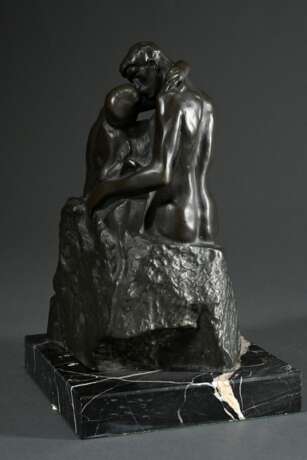 2 Rodin, Auguste (1840-1917): "Kuss", Bronze patiniert, 429/750, sign./num., auf Marmorsockel, Gießerstempel: BK-RAC 1986, 23,8x13x14,5cm (o. Sockel), kleine Defekte und "Petit Torso feminin", wohl Ku… - photo 4