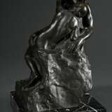 2 Rodin, Auguste (1840-1917): "Kuss", Bronze patiniert, 429/750, sign./num., auf Marmorsockel, Gießerstempel: BK-RAC 1986, 23,8x13x14,5cm (o. Sockel), kleine Defekte und "Petit Torso feminin", wohl Ku… - photo 5