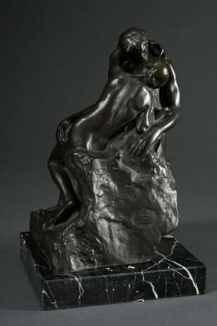 2 Rodin, Auguste (1840-1917): "Kuss", Bronze patiniert, 429/750, sign./num., auf Marmorsockel, Gießerstempel: BK-RAC 1986, 23,8x13x14,5cm (o. Sockel), kleine Defekte und "Petit Torso feminin", wohl Ku… - photo 5