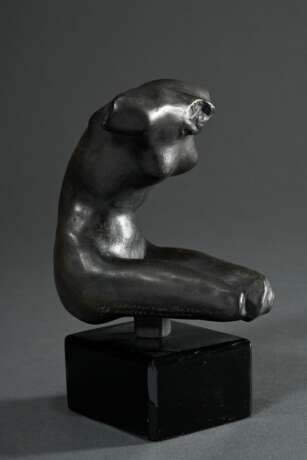 2 Rodin, Auguste (1840-1917): "Kuss", Bronze patiniert, 429/750, sign./num., auf Marmorsockel, Gießerstempel: BK-RAC 1986, 23,8x13x14,5cm (o. Sockel), kleine Defekte und "Petit Torso feminin", wohl Ku… - photo 8