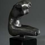 2 Rodin, Auguste (1840-1917): "Kuss", Bronze patiniert, 429/750, sign./num., auf Marmorsockel, Gießerstempel: BK-RAC 1986, 23,8x13x14,5cm (o. Sockel), kleine Defekte und "Petit Torso feminin", wohl Ku… - photo 8