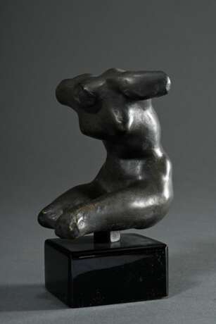 2 Rodin, Auguste (1840-1917): "Kuss", Bronze patiniert, 429/750, sign./num., auf Marmorsockel, Gießerstempel: BK-RAC 1986, 23,8x13x14,5cm (o. Sockel), kleine Defekte und "Petit Torso feminin", wohl Ku… - photo 9