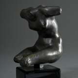 2 Rodin, Auguste (1840-1917): "Kuss", Bronze patiniert, 429/750, sign./num., auf Marmorsockel, Gießerstempel: BK-RAC 1986, 23,8x13x14,5cm (o. Sockel), kleine Defekte und "Petit Torso feminin", wohl Ku… - photo 9