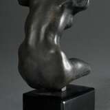 2 Rodin, Auguste (1840-1917): "Kuss", Bronze patiniert, 429/750, sign./num., auf Marmorsockel, Gießerstempel: BK-RAC 1986, 23,8x13x14,5cm (o. Sockel), kleine Defekte und "Petit Torso feminin", wohl Ku… - photo 10