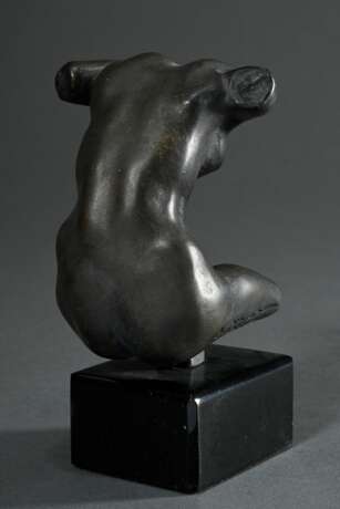 2 Rodin, Auguste (1840-1917): "Kuss", Bronze patiniert, 429/750, sign./num., auf Marmorsockel, Gießerstempel: BK-RAC 1986, 23,8x13x14,5cm (o. Sockel), kleine Defekte und "Petit Torso feminin", wohl Ku… - photo 10