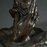 Rodin, Auguste (1840-1917) "La main de Dieu ou la Creation", Bronze patiniert, 2/750, sign./num., Gießerstempel: RAC, Nachguss 1986 und bez. "BK", 14,7x14,5x13cm - photo 1