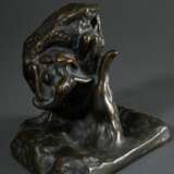 Rodin, Auguste (1840-1917) "La main de Dieu ou la Creation", Bronze patiniert, 2/750, sign./num., Gießerstempel: RAC, Nachguss 1986 und bez. "BK", 14,7x14,5x13cm - photo 3