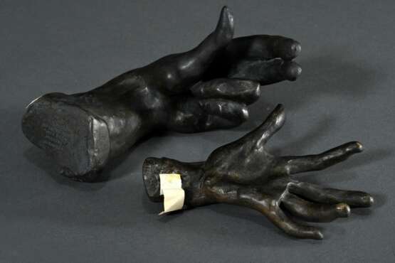 2 Rodin, Auguste (1840-1917): "Hand Pianist" und "Hand", wohl Kunstbronze patiniert, Reproduction Musée Rodin, Procede Giraudon, 13x2,5x9cm/12x18x6cm - photo 2