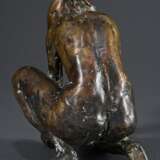 Sander, Ernemann Friedrich (1925-2020) "Akt - Wasser schöpfendes Mädchen" 1993, Bronze patiniert, 2x monogr./dat., H. 18cm, min. berieben - Foto 4