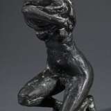 Sander, Ernemann Friedrich (1925-2020) "Sich Entkleidende", Bronze patiniert, monogr., H. 12,5cm, min. berieben - Foto 1