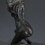 Sander, Ernemann Friedrich (1925-2020) "Sich Entkleidende", Bronze patiniert, monogr., H. 12,5cm, min. berieben - Foto 4