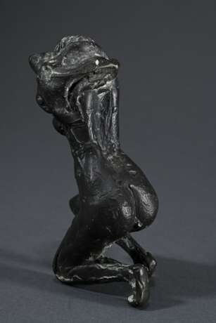 Sander, Ernemann Friedrich (1925-2020) "Sich Entkleidende", Bronze patiniert, monogr., H. 12,5cm, min. berieben - Foto 4