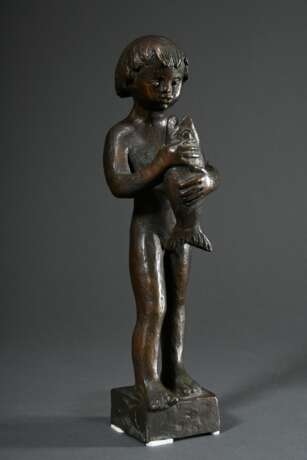 Schilcher, Hermann (1909-2003) "Junge mit Fisch" 1985, Bronze patiniert, Sockel monogr./dat., Gießerstempel "Guss Strehle", H. 30cm - Foto 1