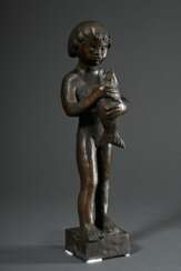 Schilcher, Hermann (1909-2003) &quot;Junge mit Fisch&quot; 1985, Bronze patiniert, Sockel monogr./dat., Gießerstempel &quot;Guss Strehle&quot;, H. 30cm