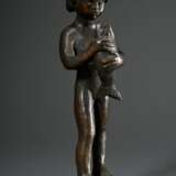 Schilcher, Hermann (1909-2003) "Junge mit Fisch" 1985, Bronze patiniert, Sockel monogr./dat., Gießerstempel "Guss Strehle", H. 30cm - Foto 1