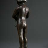 Schilcher, Hermann (1909-2003) "Junge mit Fisch" 1985, Bronze patiniert, Sockel monogr./dat., Gießerstempel "Guss Strehle", H. 30cm - Foto 3