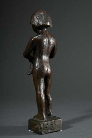 Schilcher, Hermann (1909-2003) "Junge mit Fisch" 1985, Bronze patiniert, Sockel monogr./dat., Gießerstempel "Guss Strehle", H. 30cm - Foto 3