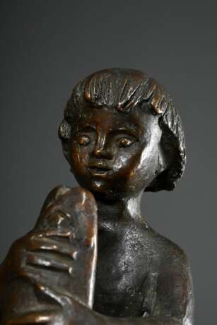 Schilcher, Hermann (1909-2003) "Junge mit Fisch" 1985, Bronze patiniert, Sockel monogr./dat., Gießerstempel "Guss Strehle", H. 30cm - Foto 4