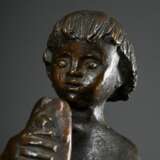 Schilcher, Hermann (1909-2003) "Junge mit Fisch" 1985, Bronze patiniert, Sockel monogr./dat., Gießerstempel "Guss Strehle", H. 30cm - Foto 4