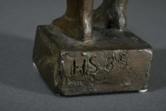 Schilcher, Hermann (1909-2003) "Junge mit Fisch" 1985, Bronze patiniert, Sockel monogr./dat., Gießerstempel "Guss Strehle", H. 30cm - Foto 6