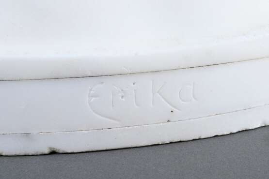 Schmidt, Louise (1874-1942) „Erika“, Marmor, seitlich sign., vorne bez., 38,5x33,5x22,5cm, min. Defekte, leichte Altersspuren (L.S. war die erste Frau überhaupt, die an der Kunstschule des Städel als Bildhauerin ausgebil… - photo 4