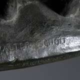 Schott, Walter (1861-1938) "Junger Herkules mit zwei Schlangen", Bronze patiniert, a.d. Plinthe sign., Gießerstempel: Aktien-Gesellschaft Gladenbeck Berlin-Friedrichshagen, H. 34cm, min. Altersspuren und berieb… - photo 6