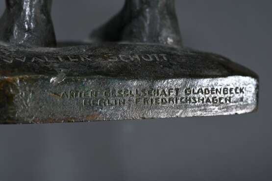 Schott, Walter (1861-1938) "Junger Herkules mit zwei Schlangen", Bronze patiniert, a.d. Plinthe sign., Gießerstempel: Aktien-Gesellschaft Gladenbeck Berlin-Friedrichshagen, H. 34cm, min. Altersspuren und berieb… - photo 7