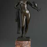 Schmidt-Hofer, Otto (1873-1925) "Stehender Akt mit Papagei" um 1910, Bronze patiniert, auf Marmorsockel, an der Plinthe sign., H. 31,3cm (o. Sockel), leichte Altersspuren - Foto 1