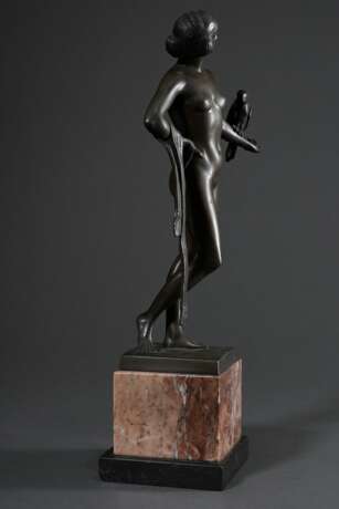 Schmidt-Hofer, Otto (1873-1925) "Stehender Akt mit Papagei" um 1910, Bronze patiniert, auf Marmorsockel, an der Plinthe sign., H. 31,3cm (o. Sockel), leichte Altersspuren - Foto 2