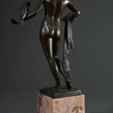 Schmidt-Hofer, Otto (1873-1925) "Stehender Akt mit Papagei" um 1910, Bronze patiniert, auf Marmorsockel, an der Plinthe sign., H. 31,3cm (o. Sockel), leichte Altersspuren - Foto 3